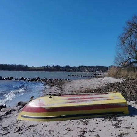 4 Person On A In Apartamento