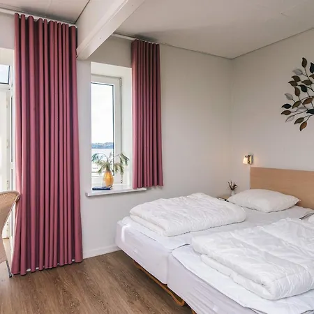 Apartment 4 Person On A In *