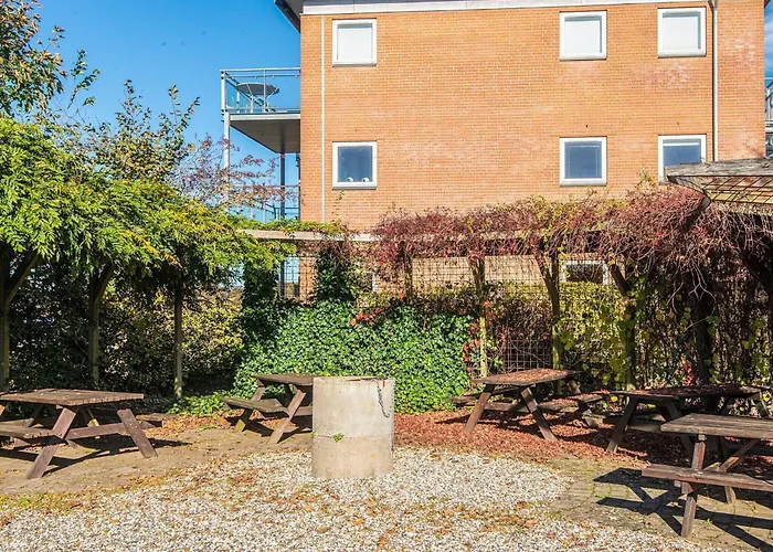 4 Person On A In * Hejls